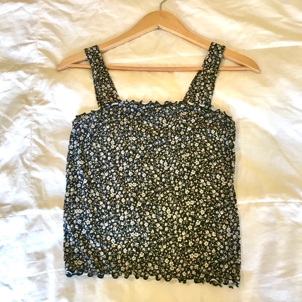 Cute lettuce edge floral tank top!